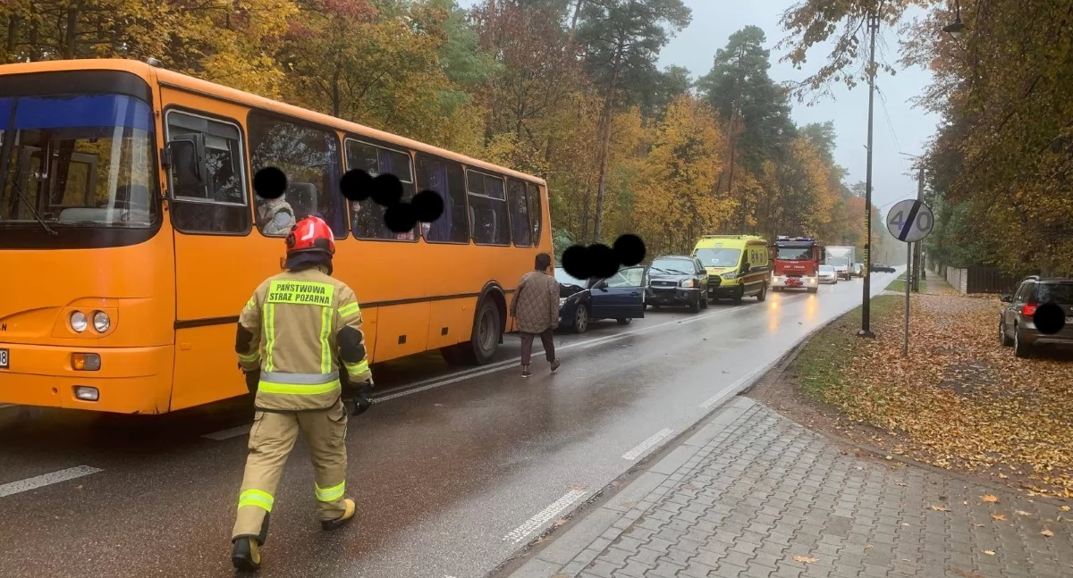 Zderzenie dwóch aut osobowych i autobusu szkolnego w Pomiechówku (fot. KP PSP w Nowym Dworze Mazowieckim)
