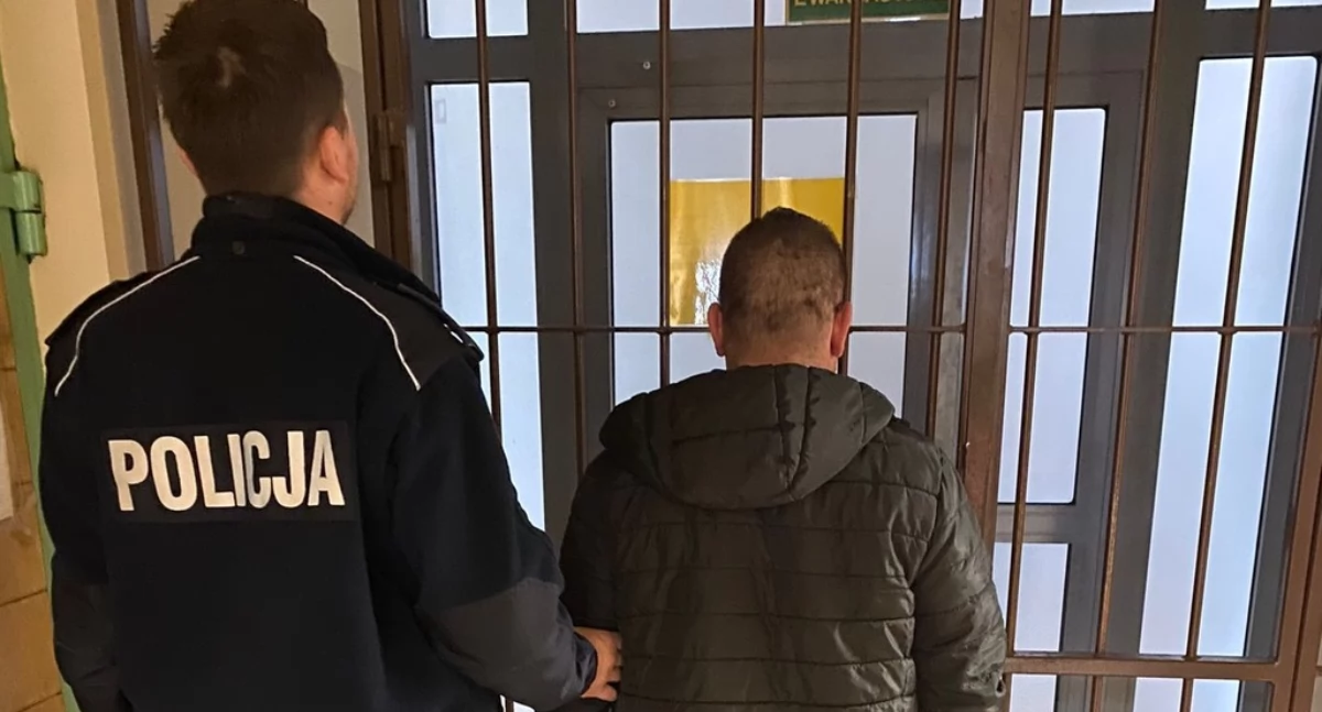 Policjant z zatrzymanym (fot. KPP w Nowym Dworze Mazowieckim)