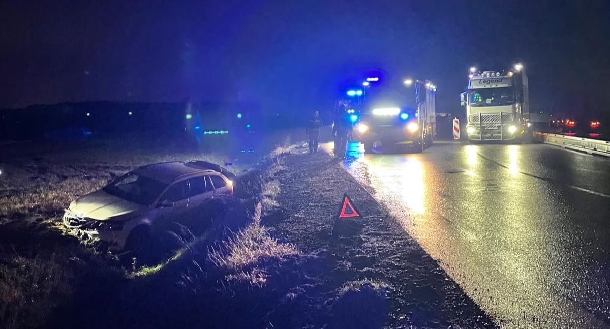W Zakroczymiu Skoda uderzyła w bariery i wpadła do rowu (fot. KP PSP w Nowym Dworze Mazowieckim)