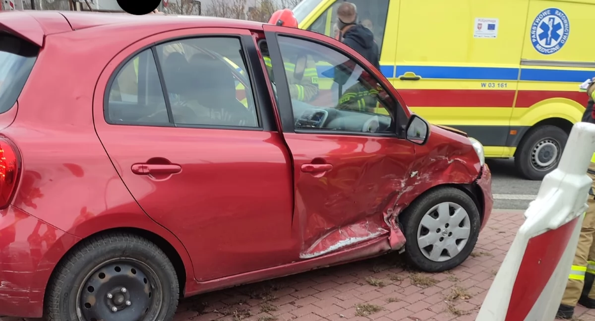 Zderzenie Nissana i Mercedesa w Czosnowie (fot. OSP Łomna)