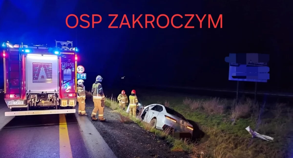 W Zakroczymiu auto wpadło do rowu (fot. OSP Zakroczym)