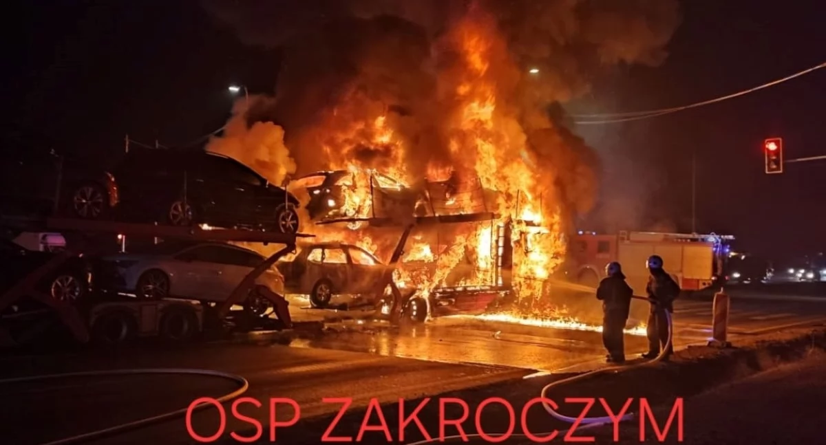 Pożar lawety przewożącej auta na trasie S7 w Zakroczymiu (fot. OSP Zakroczym)
