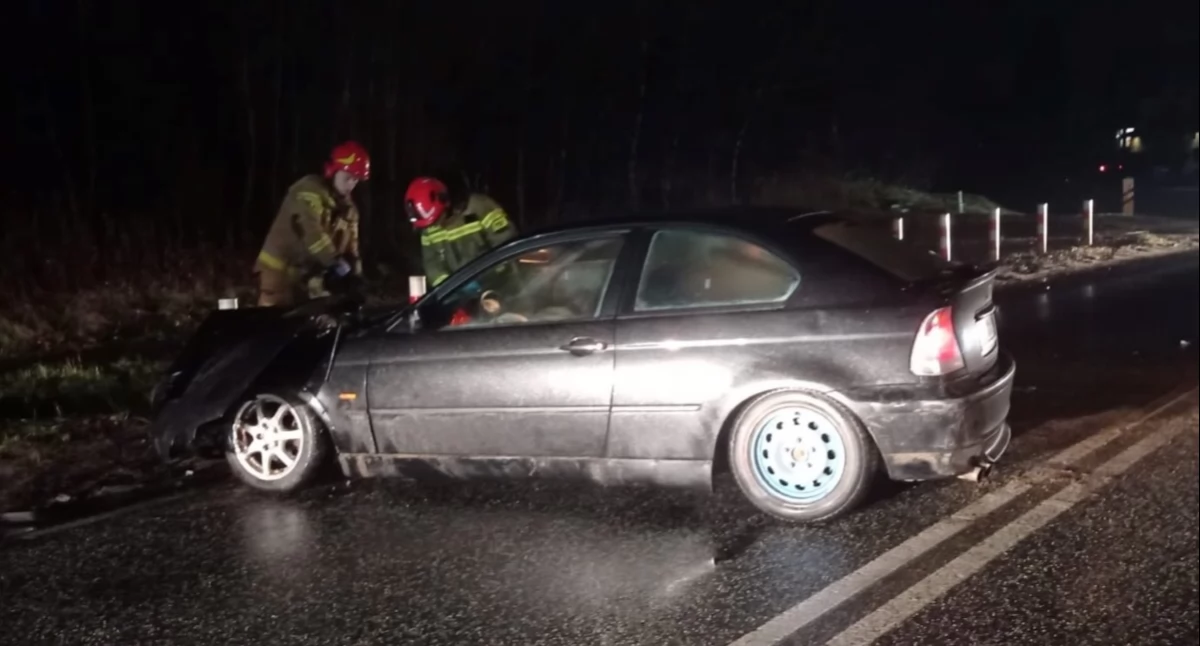 Zderzenie dwóch BMW w Stanisławowie na DK 62 (fot. KP PSP w Nowym Dworze Mazowieckim)