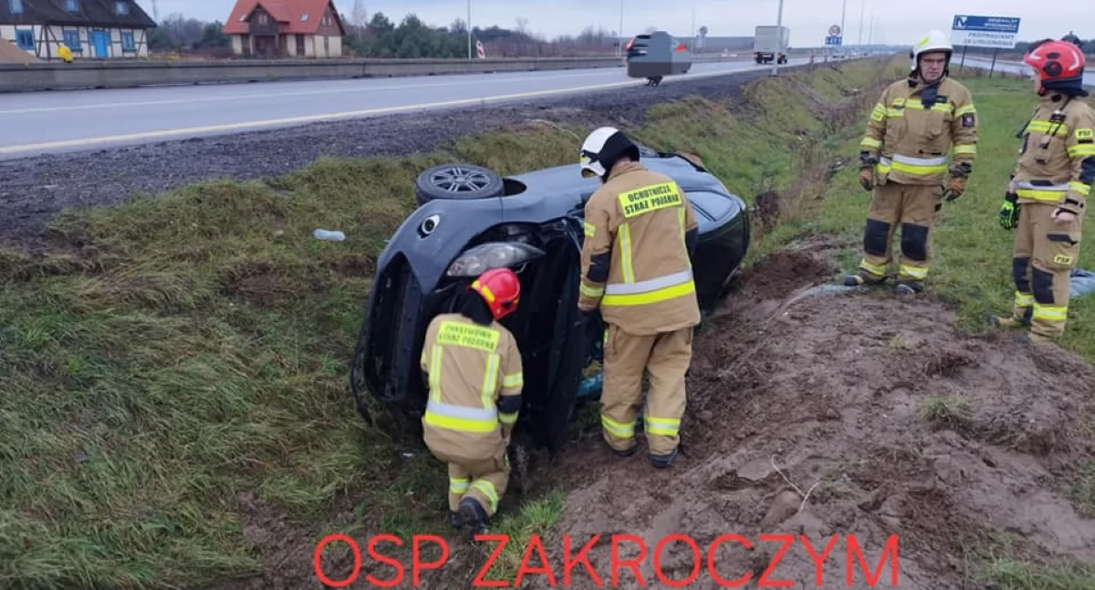 Kierowca Forda zjechał z trasy S7 do rowu (fot. OSP Zakroczym)
