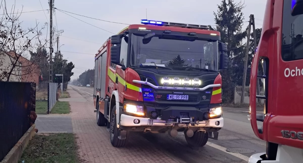 Interwencja służb ratowniczych w domu w Łomnej (fot. OSP Łomna)