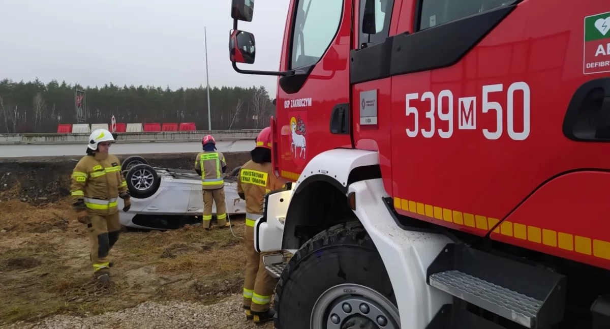 Dachowanie BMW w Zakroczymiu na trasie S7 (fot. OSP Zakroczym)