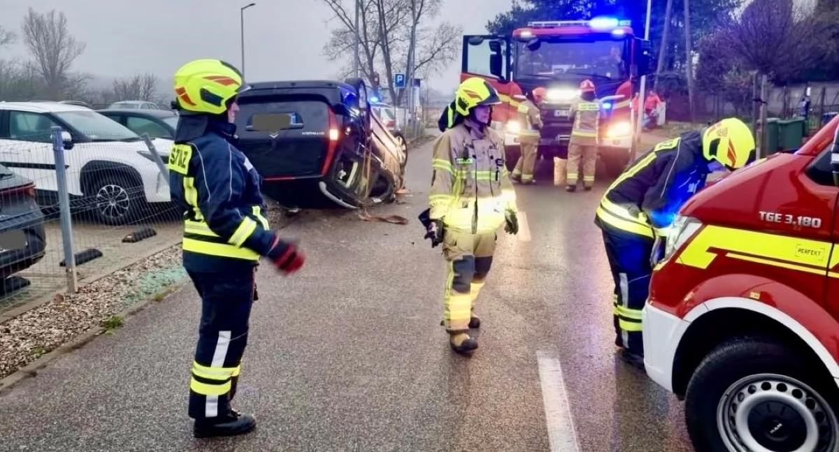 Kolizja i dachowanie na Kolejowej w Nowym Dworze Mazowieckim (fot. OSP Nowy Dwór Mazowiecki)