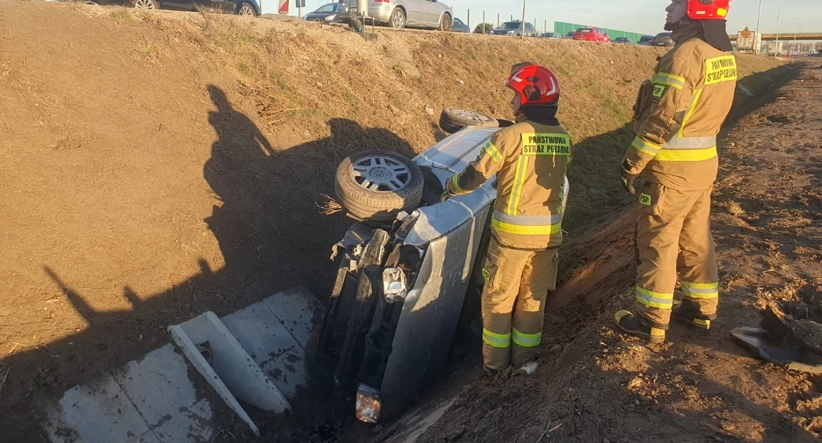 Kierowca Volkswagena zjechał z trasy S7 do rowu (fot. KP PSP w Nowym Dworze Mazowieckim)