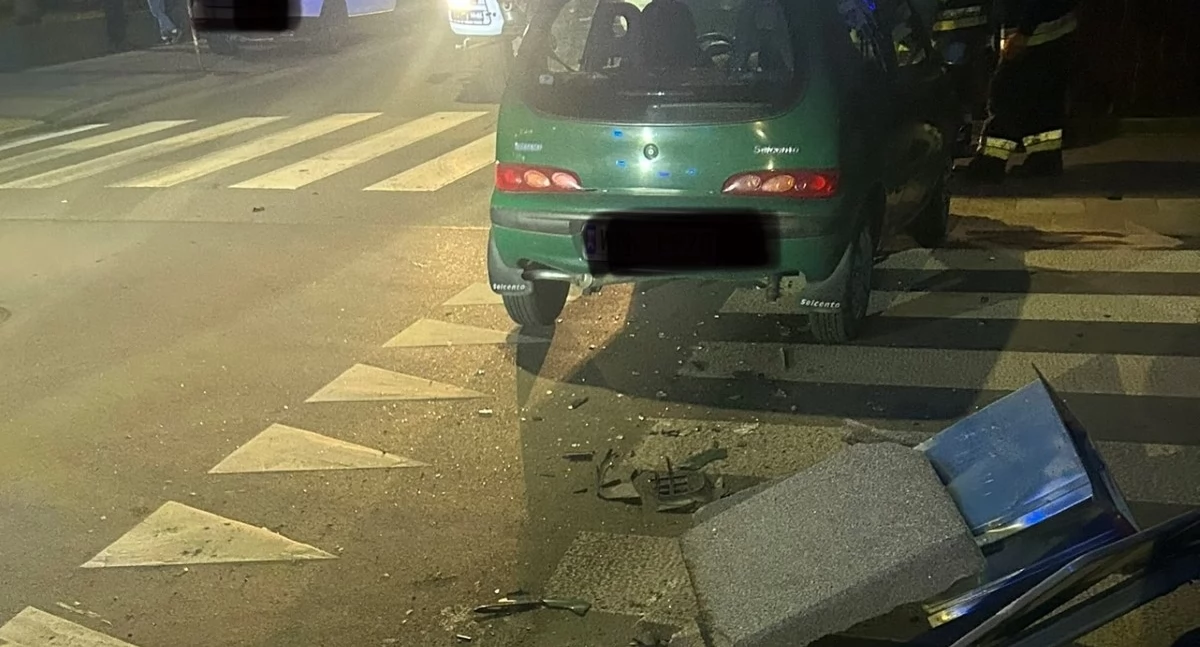 W Nowym Dworze Mazowieckim kierowca Fiata zjechał na chodnik (fot. KP PSP w Nowym Dworze Mazowieckim)
