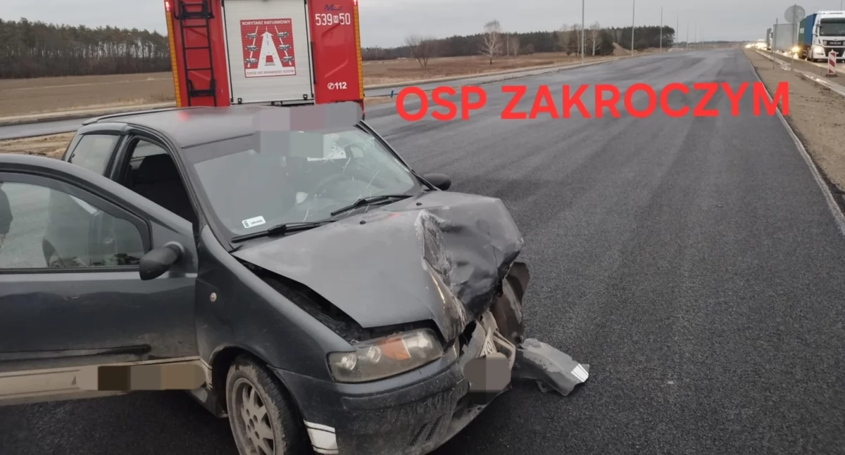 Zderzenie Fiata i Renault na DK 62 w Zakroczymiu (fot. OSP Zakroczym)