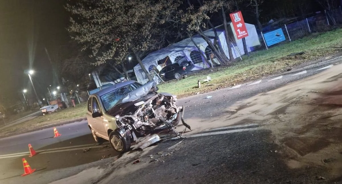 Zderzenie BKW i Toyoty w Nowym Dworze Mazowieckim (fot. KP PSP w Nowym Dworze Mazowieckim)