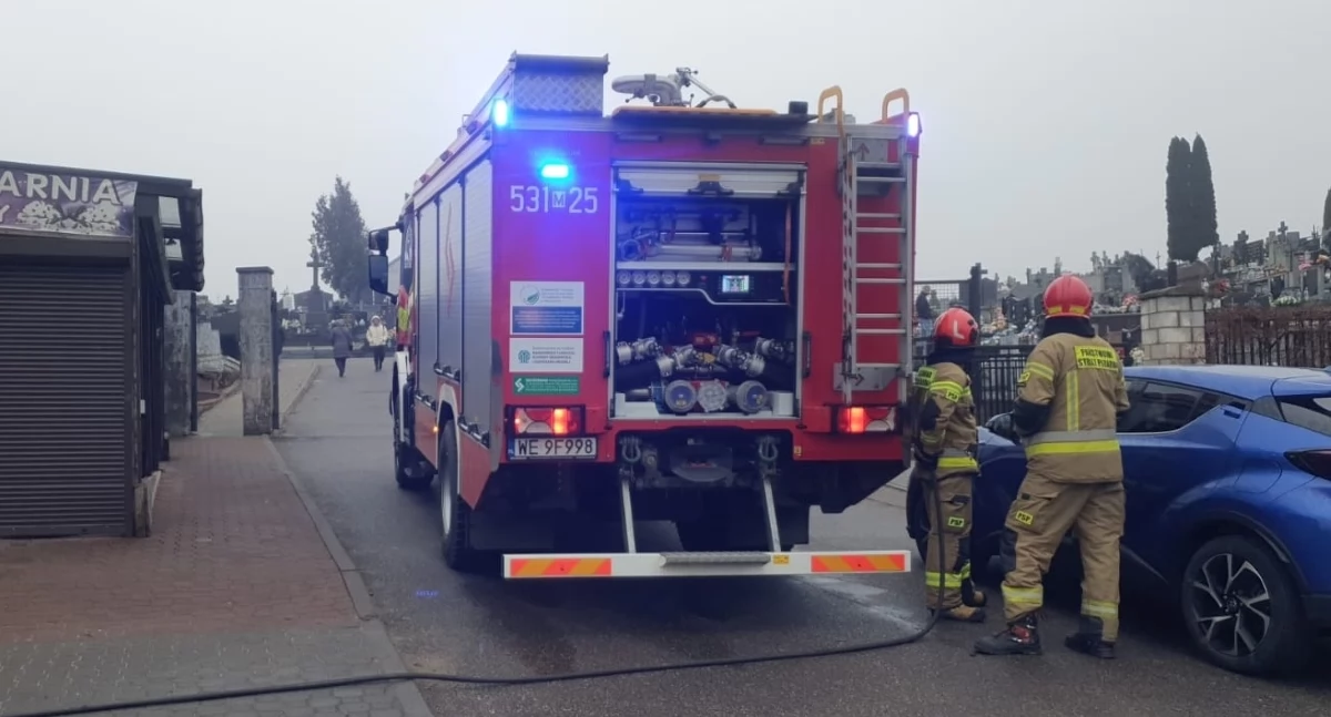 Pożar kontenera na śmieci przy cmentarzu w Nowym Dworze Mazowieckim (fot. KP PSP w Nowym Dworze Mazowieckim)