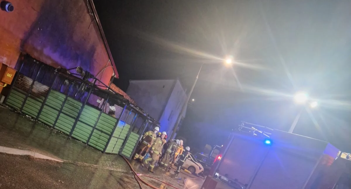 Pożar wiaty śmietnikowej w Nasielsku przy ulicy Warszawskiej (fot. KP PSP w Nowym Dworze Mazowieckim)