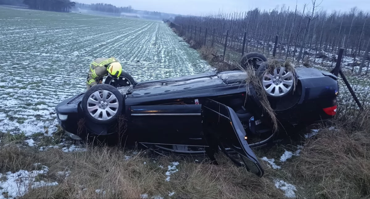 Dachowanie samochody osobowego w Orzechowie Starym (fot. OSP Pomiechówek)