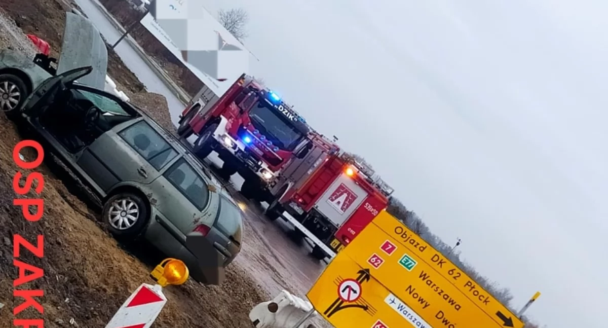 W Zakroczymiu kierowca Skody zjechał z trasy S7 i dachował (fot. OSP Zakroczym)