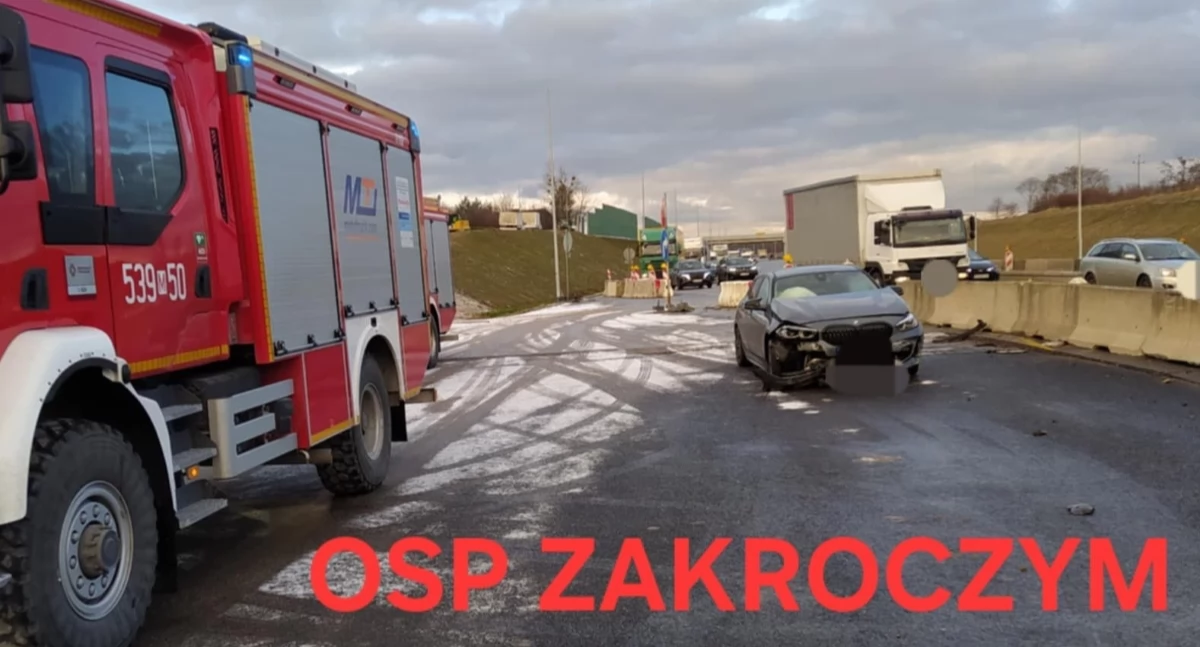 Na trasie S7 w Zakroczymiu kierująca BMW uderzyła w betonowe bariery (fot. OSP Zakroczym)