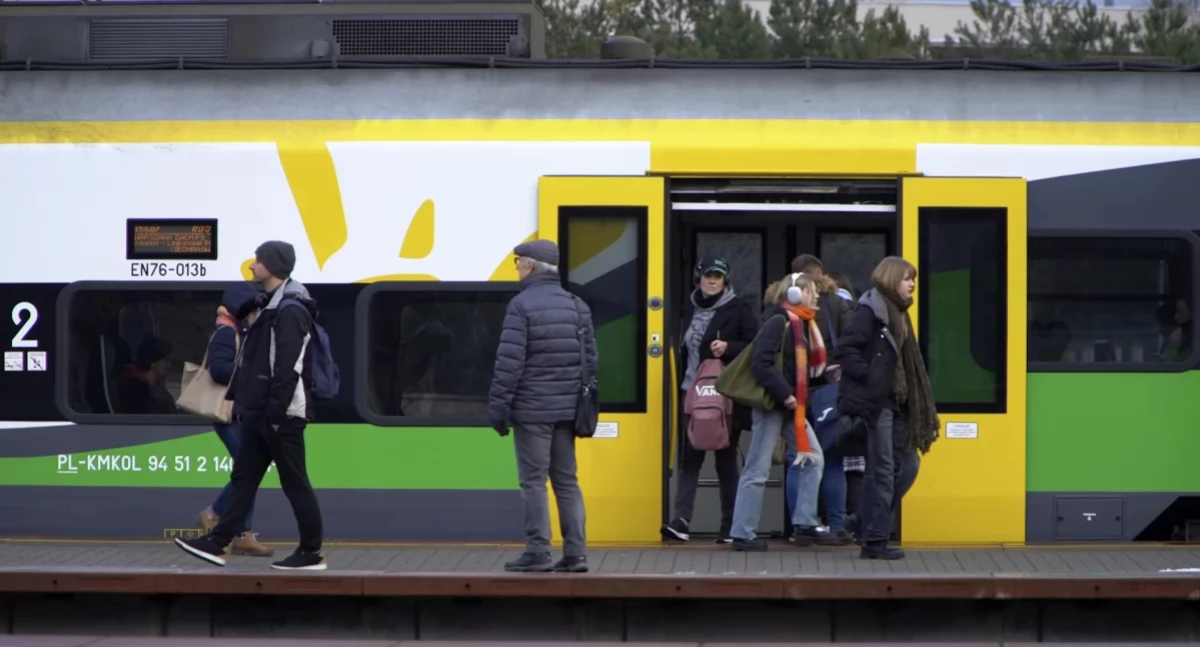 Transport, Opłaty przewóz rowerów hulajnóg Kolejach Mazowieckich Koleje Mazowieckie uruchamiają Ankietę podziel swoją opinią przyszłych zmianach rozkładzie jazdy - zdjęcie, fotografia
