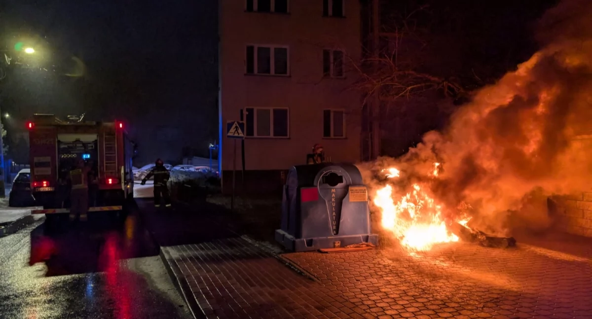 Pożar pojemników na odpady w Nowym Dworze Mazowieckim przy ulicy Bohaterów Modlina (fot. KP PSP w Nowym Dworze Mazowieckim)