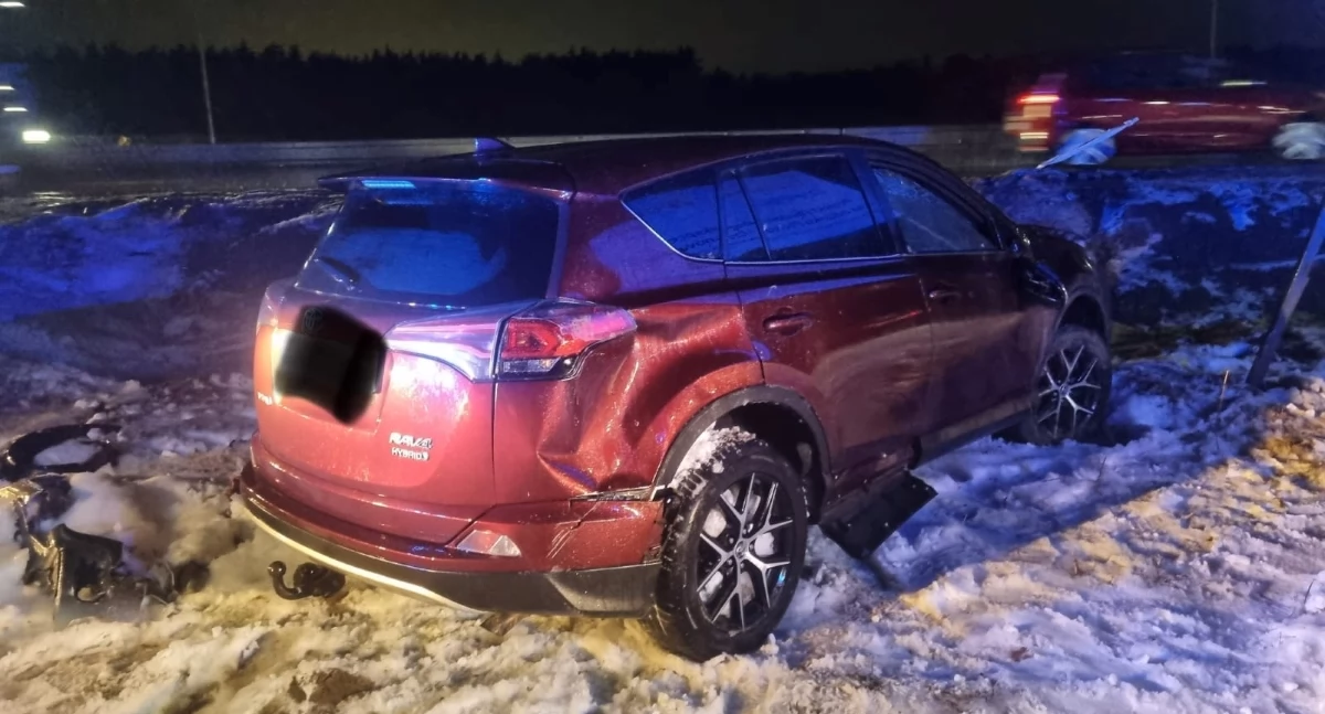 W Zakroczymiu kierowca Toyota zjechał z trasy S7 i uderzył w znak (fot. KP PSP w Nowym Dworze Mazowieckim)