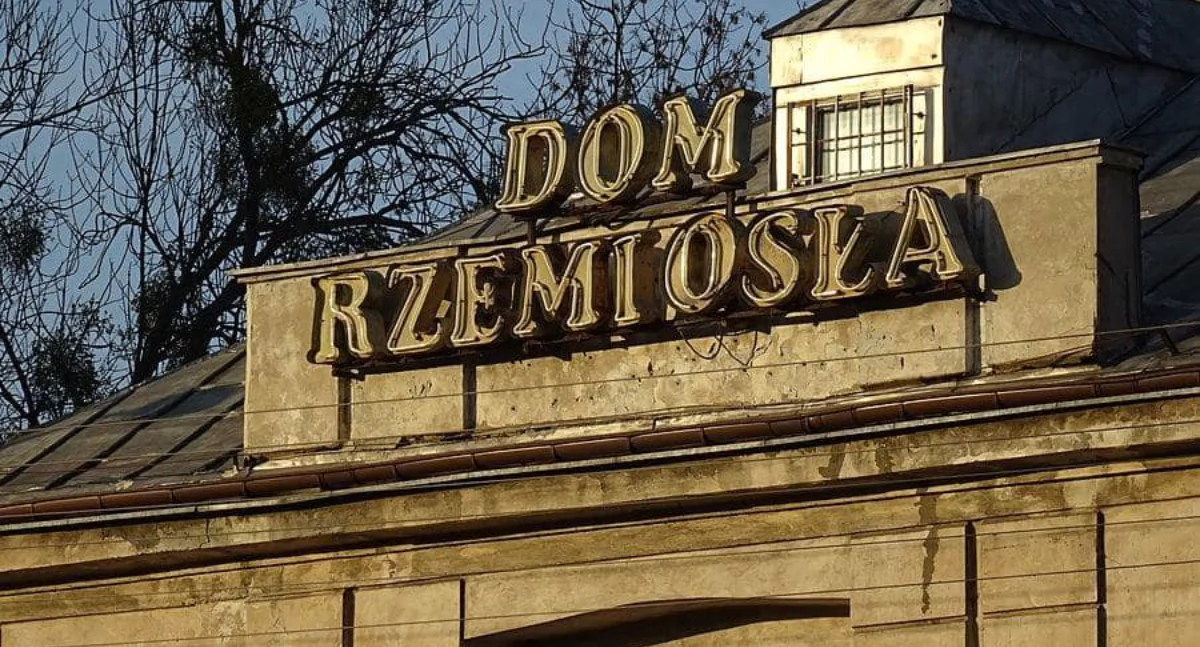 Zdjęcie z profilu Facebook Burmistrza Sebastiana Sosińskiego. Zdjęcia historyczne ze strony Kalo NDM