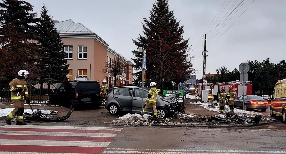Zderzenie dwóch aut na skrzyżowaniu w Budach Siennikckich (fot. OSP Nasielsk)