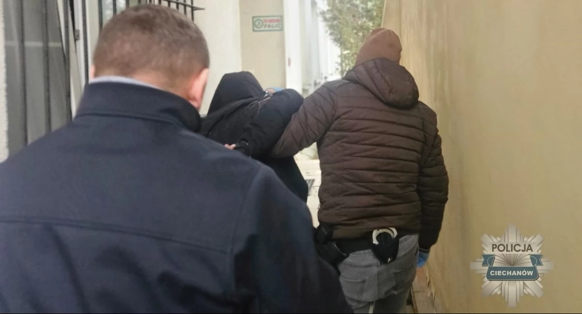 Policjanci z zatrzymanym mężczyzną podejrzanym o zabójstwo kobiety w Ciechanowie (fot. KPP w Ciechanowie)