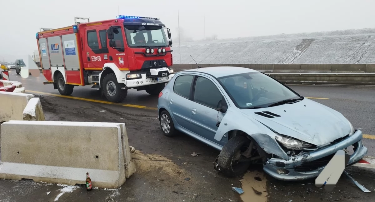 Kierowca Peugeota uderzył w betonowe bariery na trasie S7 w Zakroczymiu (fot. OSP Zakroczym)