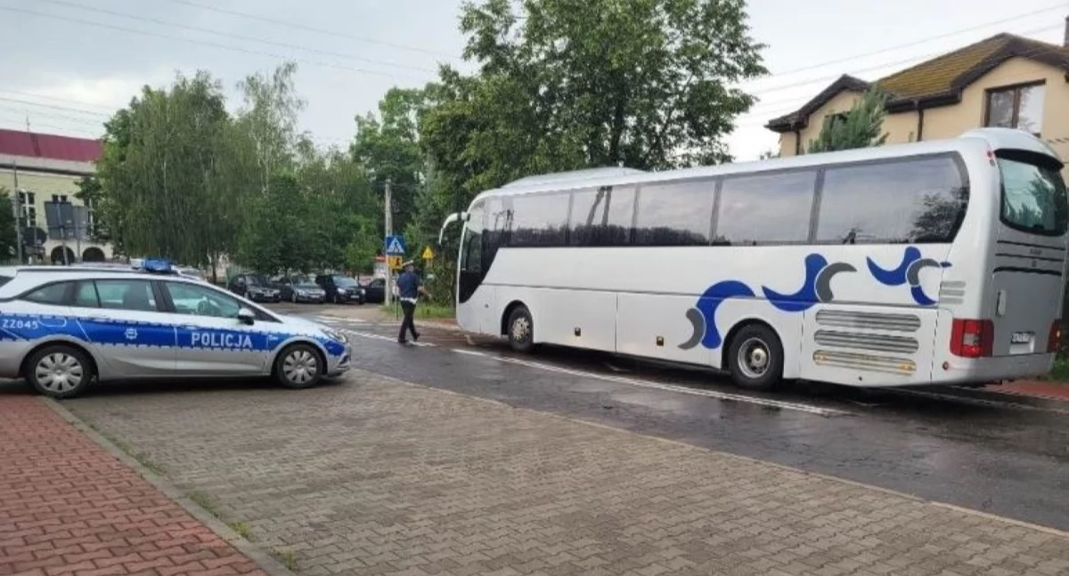 Policyjna kontrola autokaru (zdjęcie ilustracyjne, fot. KPP w Legionowie)