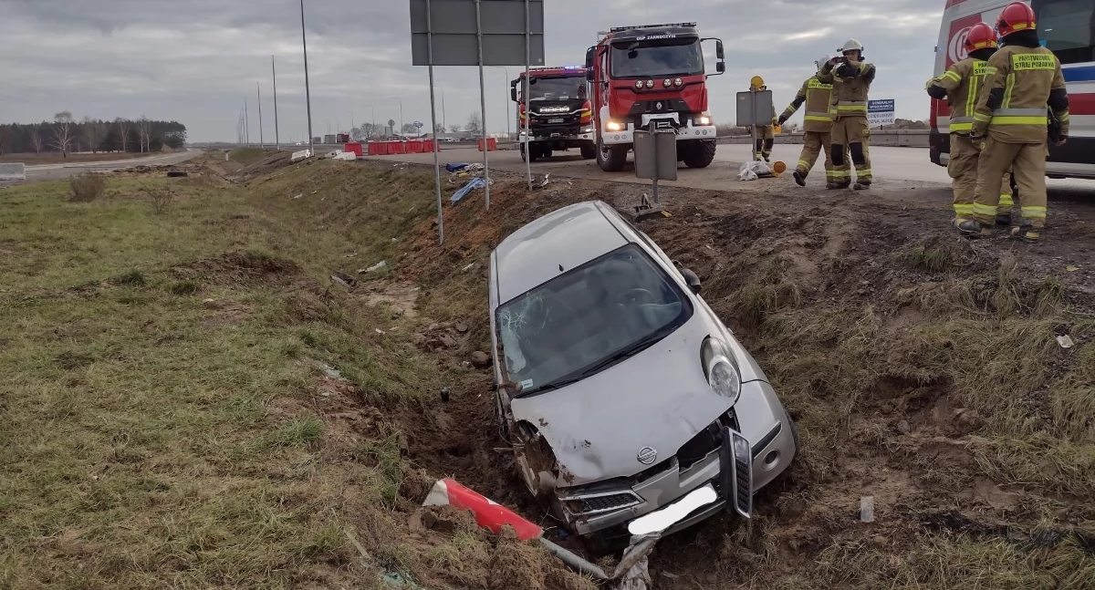 W Zakroczymiu kierowca Nissana zjechał z trasy S7 do rowu (fot. KP PSP w Nowym Dworze Mazowieckim)