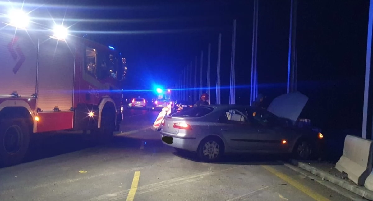 Zderzenie Mazdy i Renault na trasie S7 w Sadach (fot. KP PSP w Nowym Dworze Mazowieckim)