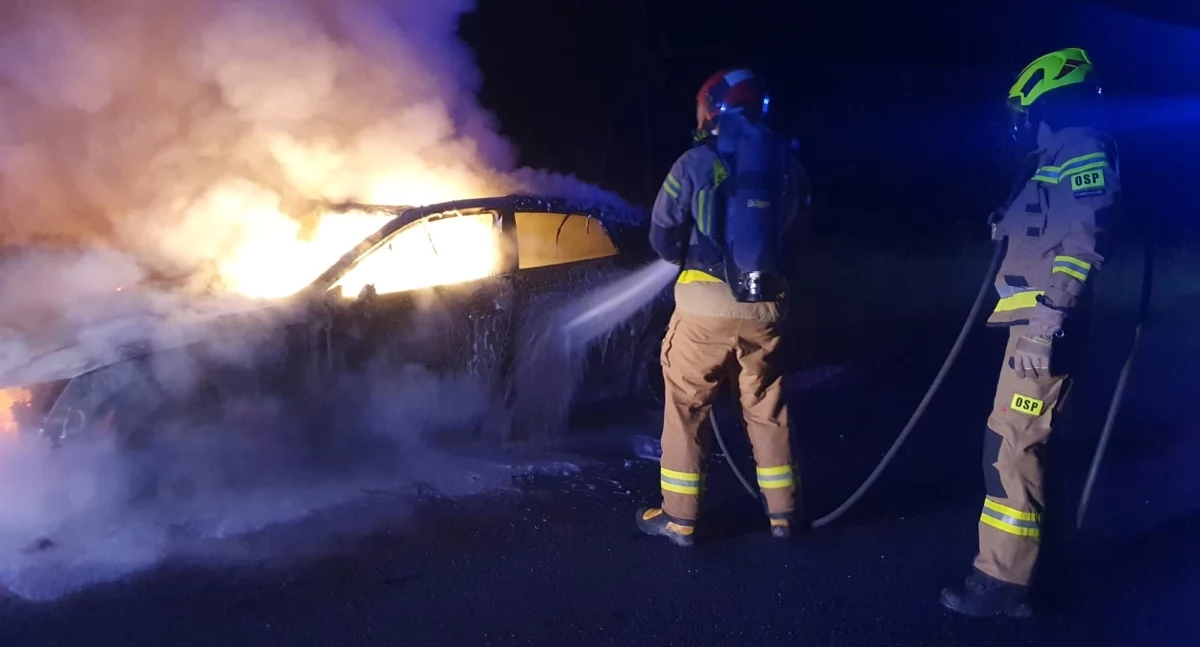 Pożar Audi na DK 62 w Starym Orzechowie (fot. KP PSP w Nowym Dworze Mazowieckim)