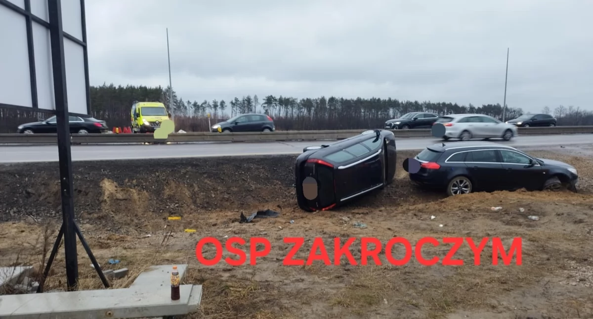 3 auta osobowe zjechały do rowu w Zakroczymiu z trasy S7 (fot. OSP Zakroczym)