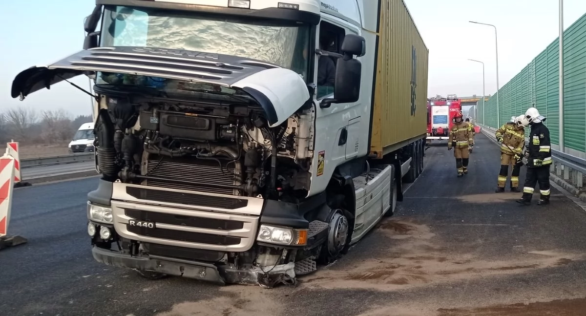 Pojazd ciężarowy uderzył w bariery na trasie S7 (fot. KP PSP w Nowym Dworze Mazowieckim)