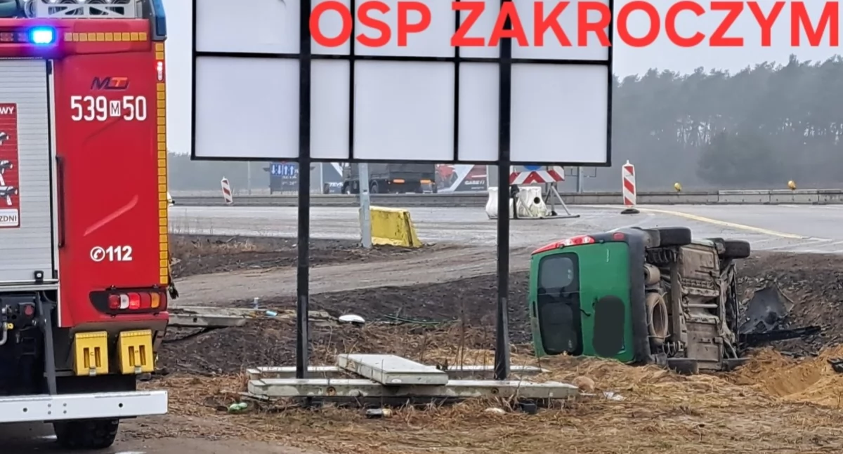 Kierowca auta dostawczego zjechał z trasy S7 do rowu i dachował (fot. OSP Zakroczym)