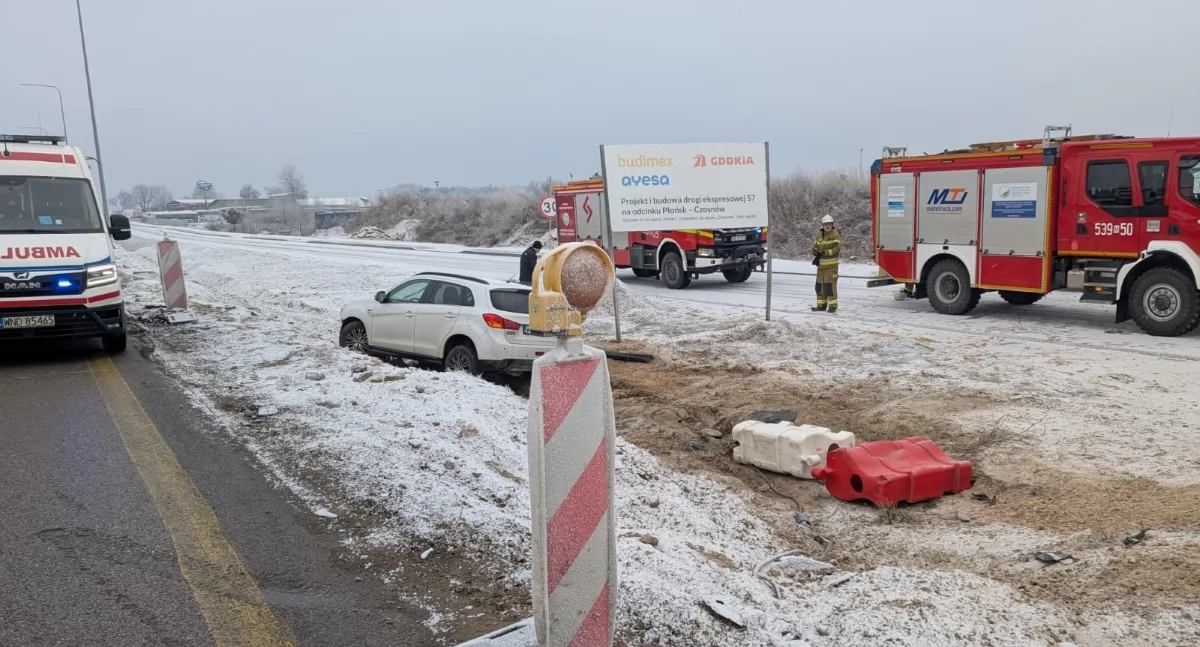Kierowca Mitsubishi zjechał z trasy S7 do rowu (fot. KP PSP w Nowym Dworze Mazowieckim)