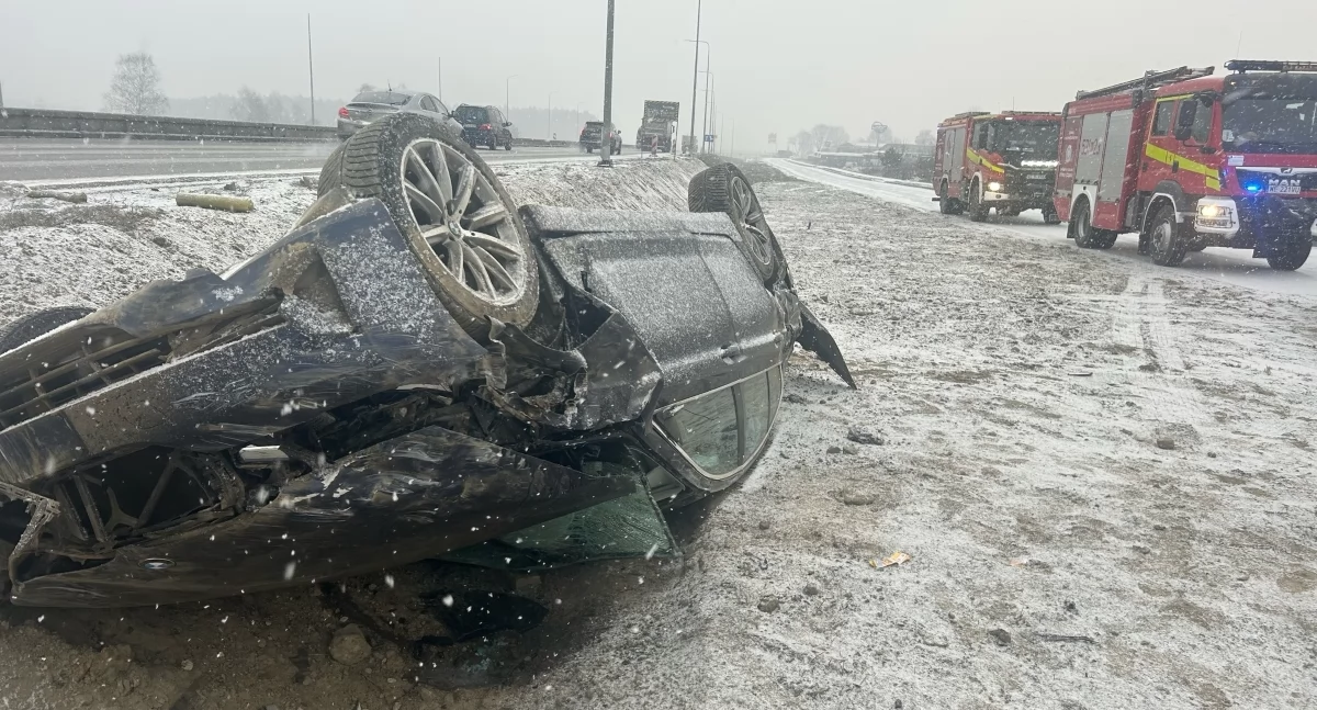 Dachowanie BMW na trasie S7 w Zakroczymiu (fot. KP PSP w Nowym Dworze Mazowieckim)