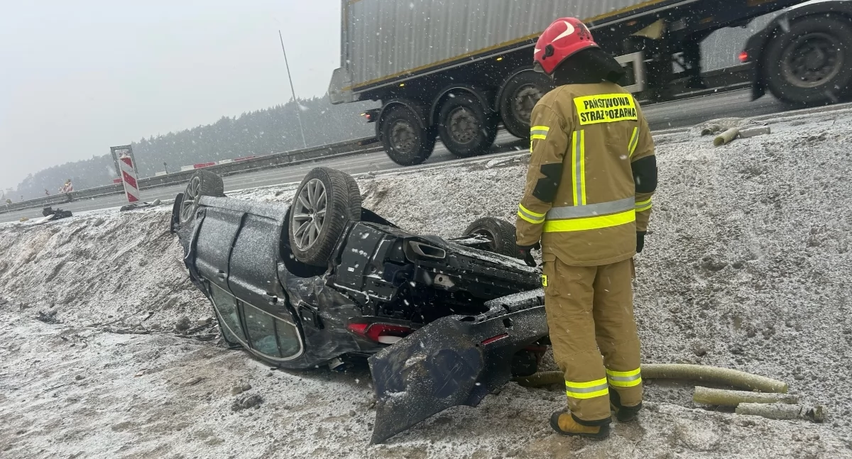 Dachowanie BMW na trasie S7 w Zakroczymiu (fot. KP PSP w Nowym Dworze Mazowieckim)