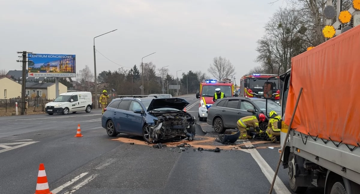 Zderzenie Toyota i Volkswagena na skrzyżowaniu DK 62 i DK 85 (fot. KP PSP w Nowym Dworze Mazowieckim)