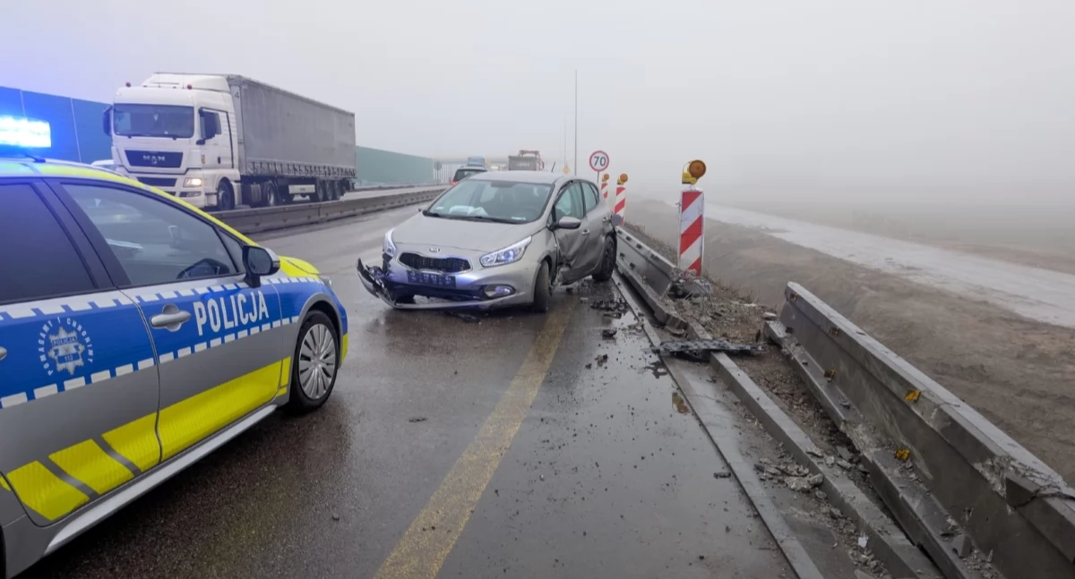 W Kazuniu Nowym kierująca Kią uderzyła w betonowe bariery na trasie S7 (fot. KP PSP w Nowym Dworze Mazowieckim)