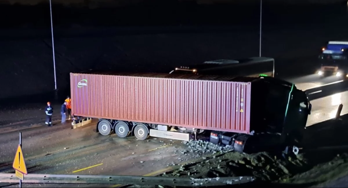 Kolizja z udziałem pojazdu ciężarowego na trasie S7 w Zakroczymiu (fot. OSP Zakroczym)