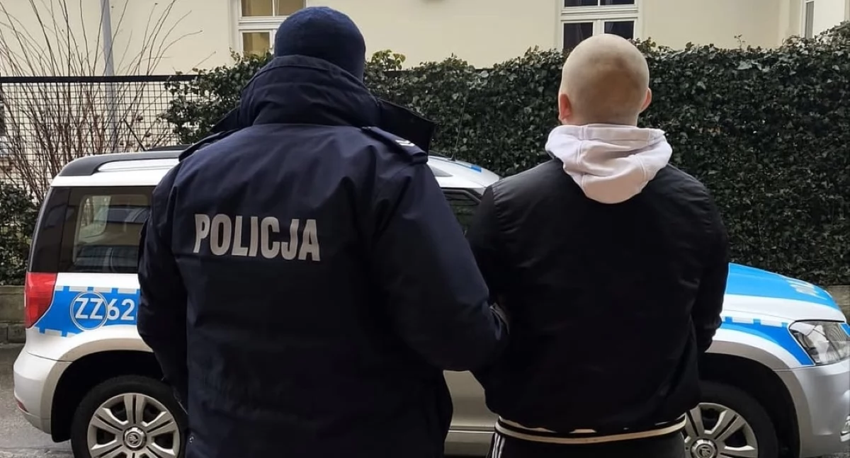 Policjant z poszukiwanym 25-latkiem (fot. KPP w Nowym Dworze Mazowieckim)