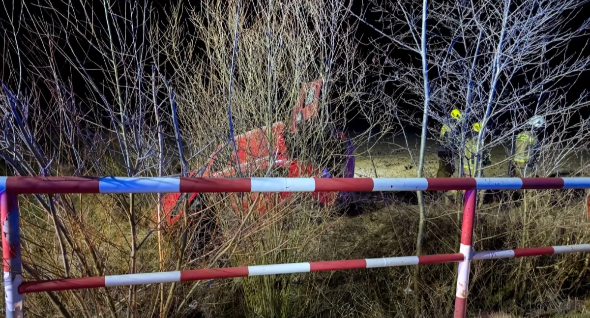 Kierująca Subaru straciła panowanie nad autem i zjechała do rowu (fot. KP PSP w Nowym Dworze Mazowieckim)