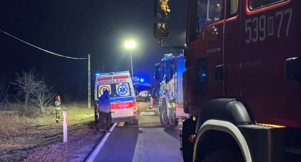 Zderzenie BMW i autobusu w Starych Grochalach (fot. OSP Kazuń Polski)