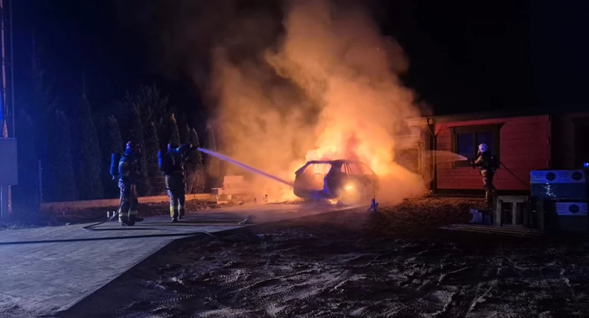 Pożar samochodu na posesji w Cybulicach Małych (fot. OSP Kazuń Polski)
