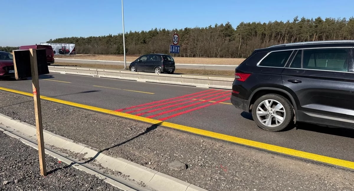 Pasy wibracyjno-akustyczne na trasie S7 w Zakroczymiu (fot. KPP w Nowym Dworze Mazowieckim)