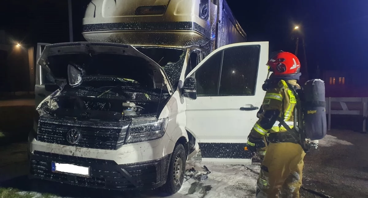 Pożar dostawczego Volkswagena w Nowym Dworze Mazowieckim (fot. KP PSP w Nowym Dworze Mazowieckim)