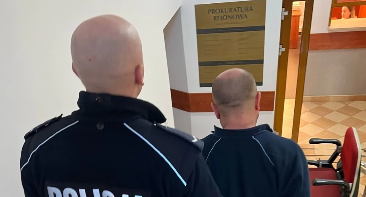 Policjant z zatrzymanym 46-latkiem (fot. KPP w Nowym Dworze Mazowieckim)