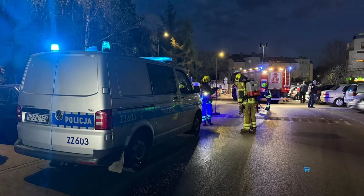 Kierowca motocykla uderzył w cztery zaparkowane auta przy ulicy Okulickiego w Nowym Dworze Mazowieckim (fot. OSP Nowy Dwór Mazowiecki)