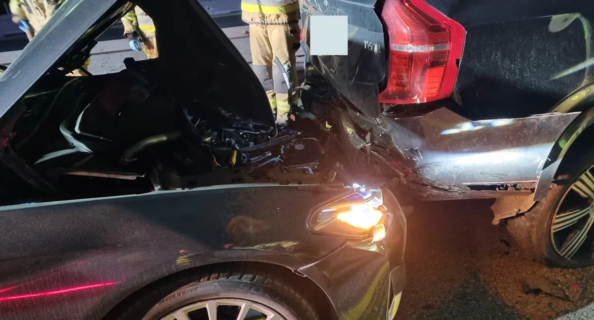 Zderzenie BMW i Volvo na trasie S7 w Kazuniu Nowym (fot. KP PSP w Nowym Dworze Mazowieckim)