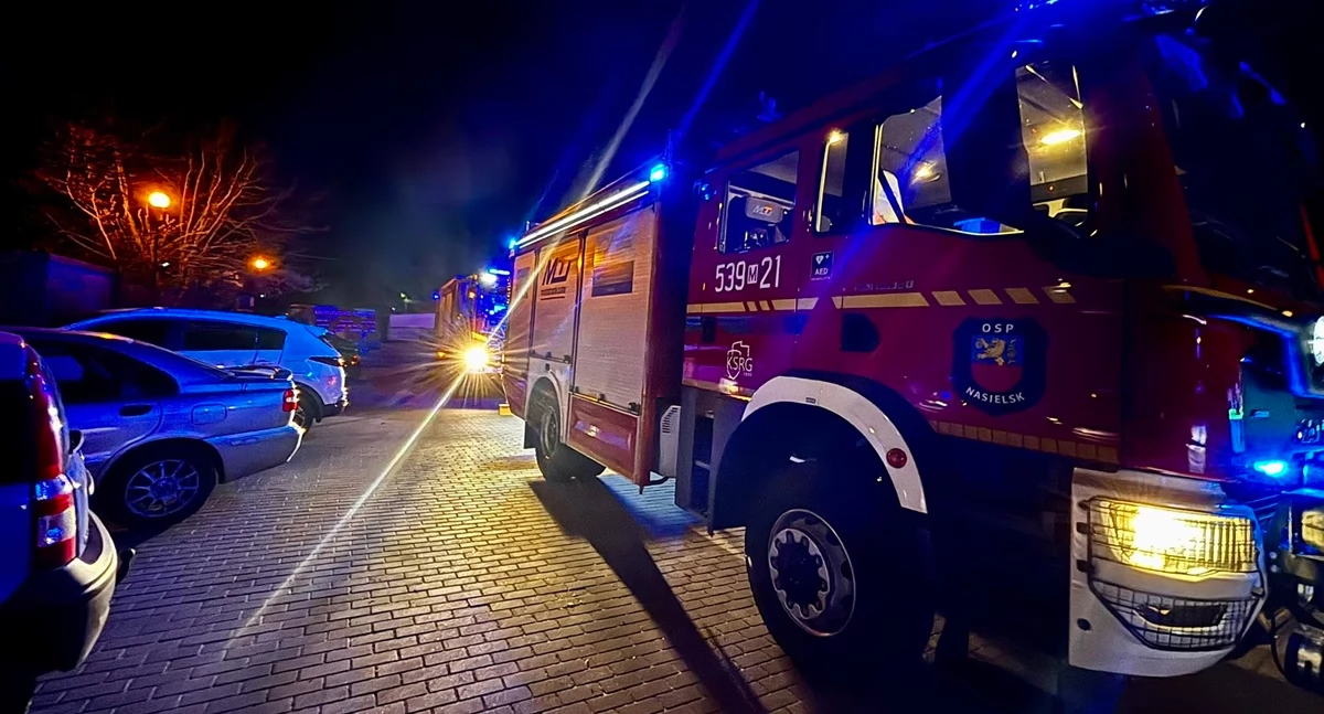 Interwencja straży pożarnej i policji w bloku wielorodzinnym w Nasielsku (fot. OSP Nasielsk)